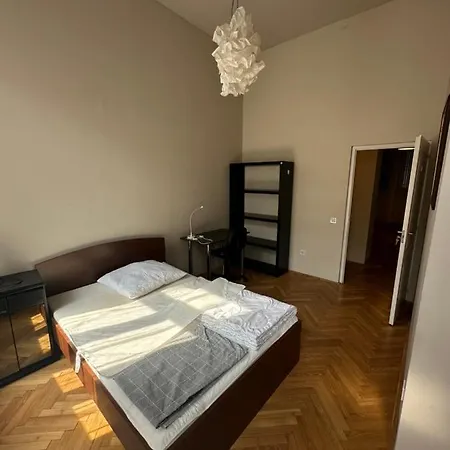 Colton Csengery Deluxe * Budapest